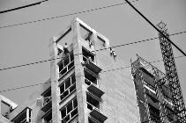 华商报讯（记者党扬眉）9月1日，宝鸡市金台区宝福路“宏福园”在建楼盘的18楼楼顶，十余名男女喊叫着准备跳楼。他们分别坐在顶楼阳台的窗户边上，还有人直接出现在窗户边，看着十分危险。