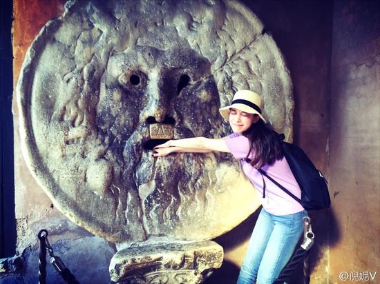 倪妮称自己欧洲游，似否认和冯绍峰复合