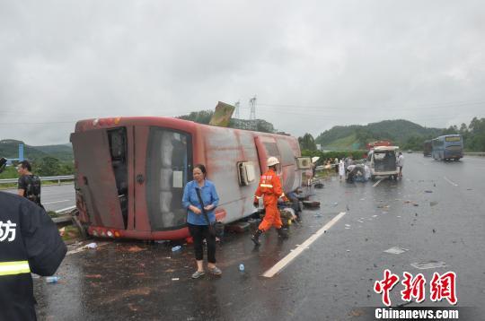 广西大客车高速路上侧翻2死15重伤