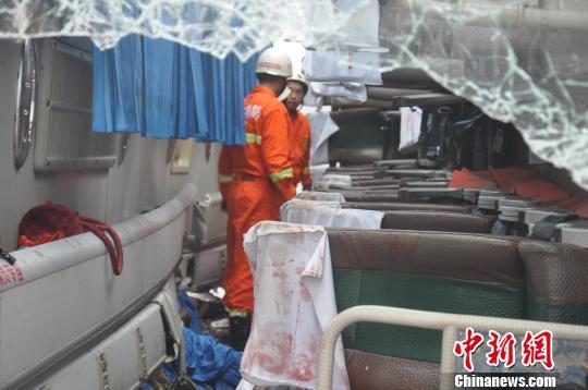 广西南宁大客车高速路上侧翻 致2死15重伤