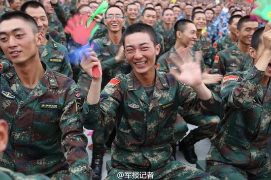 宁泽涛穿军装现身阅兵村慰问