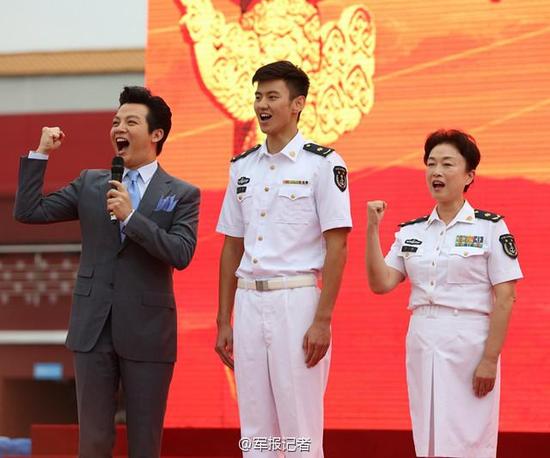 宁泽涛穿军装现身阅兵村慰问