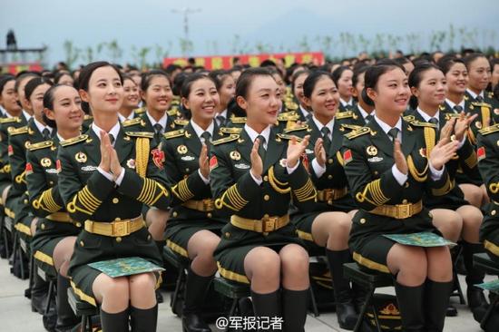 宁泽涛穿军装现身阅兵村慰问