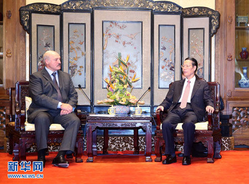 2015年9月2日，中共中央政治局常委、国务院副总理张高丽在钓鱼台国宾馆会见来华出席中国人民抗日战争暨世界反法西斯战争胜利70周年纪念活动的白俄罗斯总统卢卡申科。