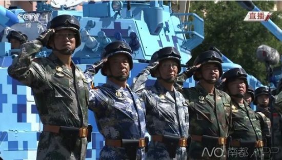 五位中将在地面受阅。