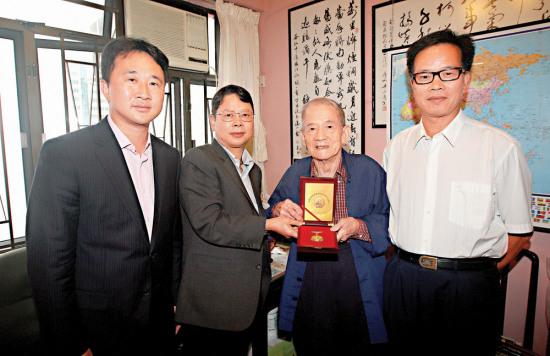 香港287人获颁中国人民抗日战争胜利70周年纪念章