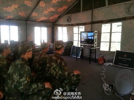 天津港爆炸救援官兵在帐篷中收看阅兵(图)