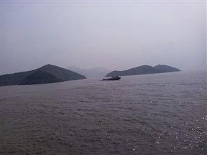 宁波载300多吨货船触礁 沉没前5名船员获救(图)