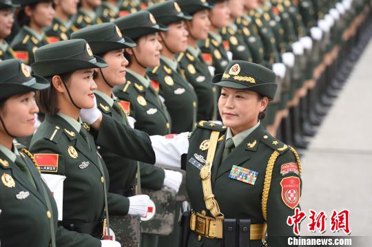 女兵方队阅兵训练：牛虻叮咬大腿 鲜血染红丝袜