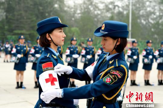 女兵方队阅兵训练：牛虻叮咬大腿 鲜血染红丝袜