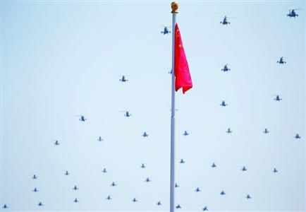 70架直升机梯队压轴飞过天安门广场