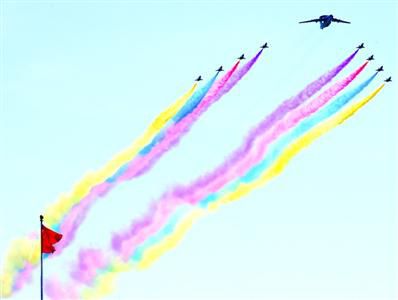 预警机和八一表演队飞过天安门广场