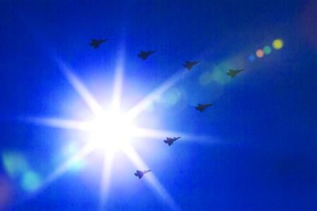 歼击机第二梯队从空中飞过