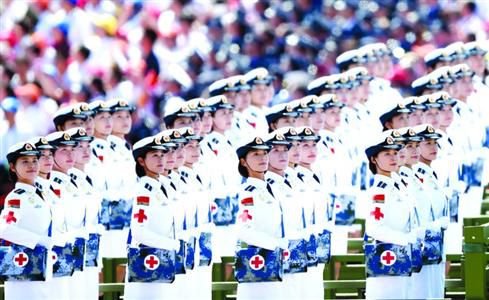 白求恩医疗方队中女兵的服装进行了紧身设计，显得格外漂亮。新华社