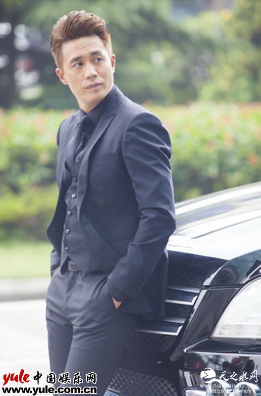 杜淳黑色西装亮相