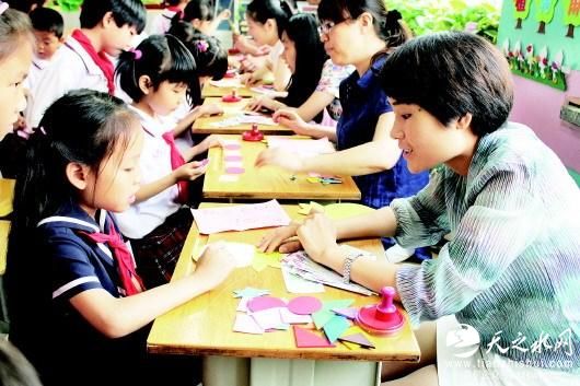 小学教师男女比例失调 一小学51班无男班主任