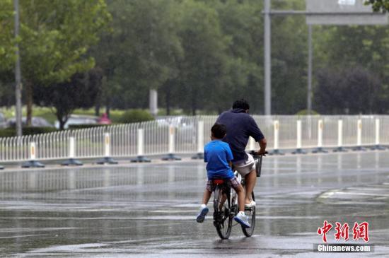 北京拉响暴雨蓝色预警 立交桥下断路积水40公分