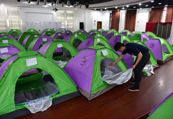 上海高校开学：华东政法众筹帐篷 同济发2万包子
