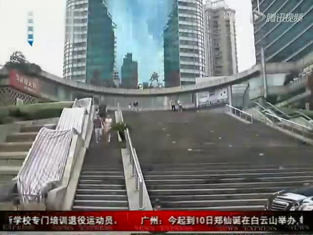 上海手扶梯再现故障 踏板连块翻起截图