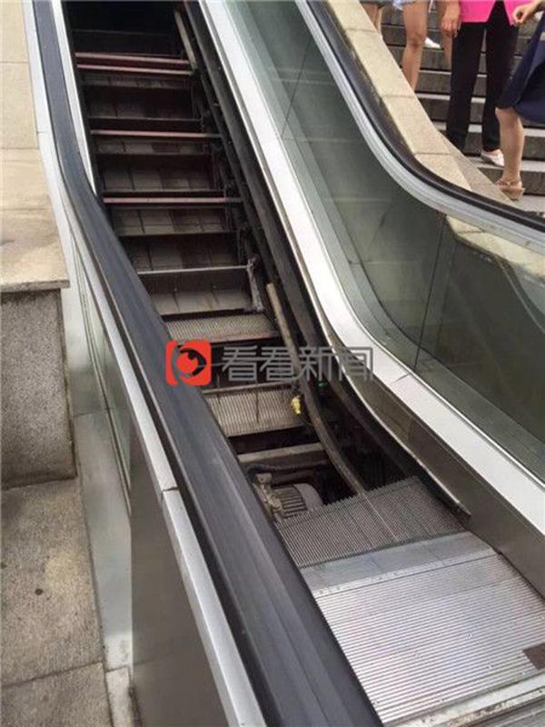 上海一自动扶梯突发故障 近十个梯级向外翻起
