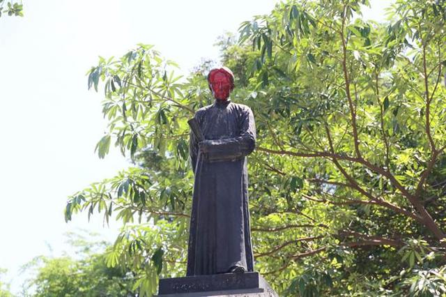 台媒：台南连战祖父铜像遭抹红漆 警方调查