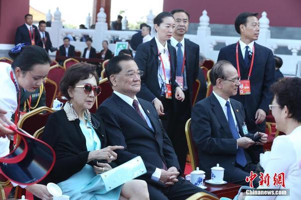 台媒：台南连战祖父铜像遭抹红漆 警方调查