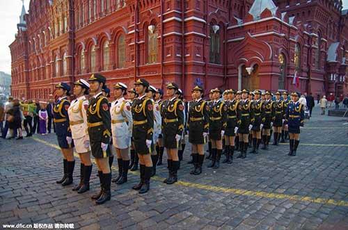 解放军三军仪仗队女兵首次海外亮相(图)