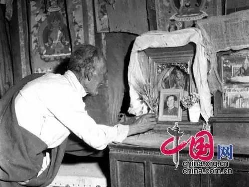 西藏挂领导人画像是什么传统？