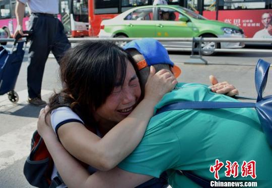 白血病女儿离家后与“负荆母亲”相见双方对跪抱头痛哭