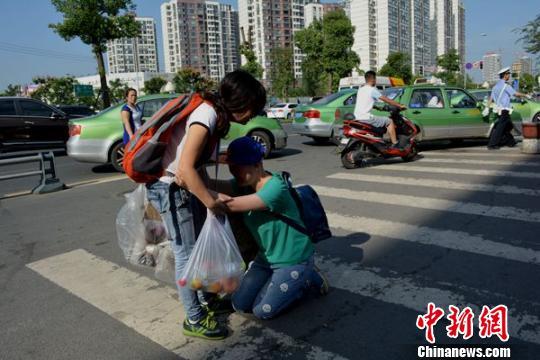 “负荆母亲”与女儿在成都相见 双方对跪痛哭