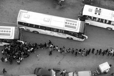 睡城燕郊尴尬十年：30万“潮汐族”跨省上班