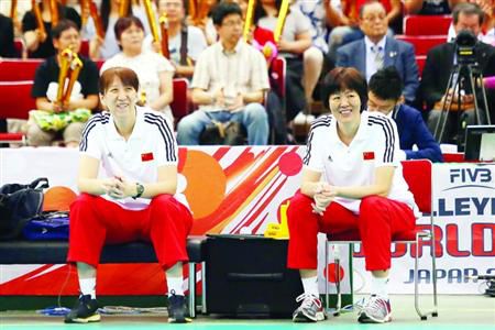 主教练郎平（右）为了这个冠军，她等待了20年。