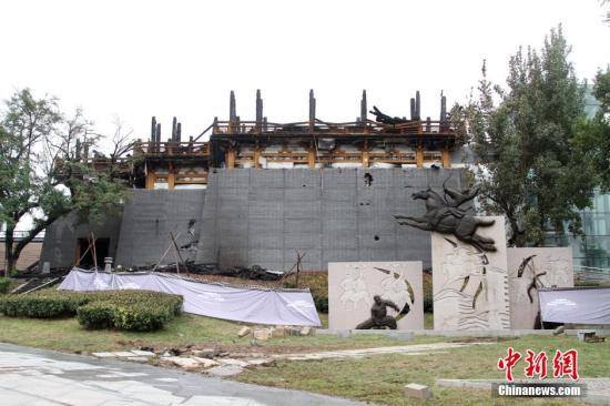 8月19日凌晨1时20分，位于西安大明宫国家遗址公园内的一处仿古建筑模型“栖凤阁”发生火灾。目前，明火已被当地消防部门扑灭，建筑上层木质部分被烧毁。 田进 摄 视频：西安大明宫遗址冒大火 数公里外火光映天 来源:陕西电视台