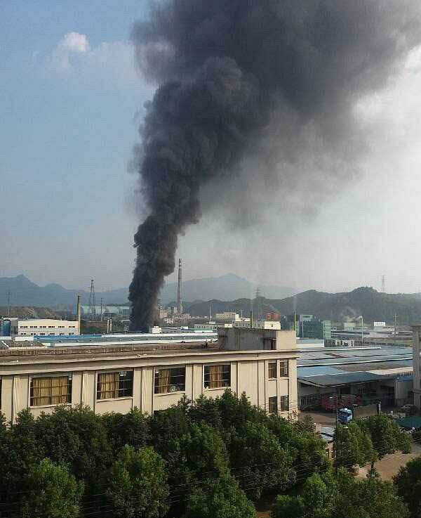 浙江丽水一化工厂爆炸起火 黑烟冒出百米高