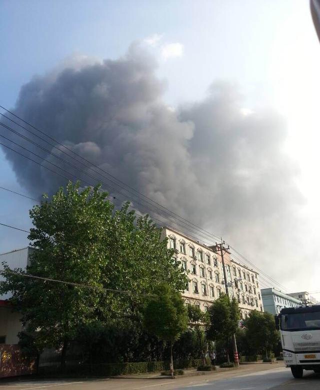浙江丽水一化工厂爆炸起火 黑烟冒出百米高