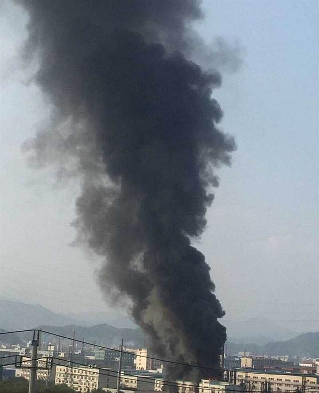 浙江丽水一化工厂爆炸起火 黑烟冒出百米高