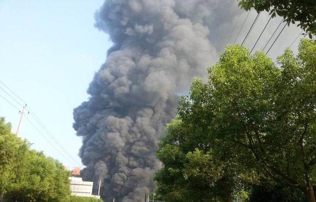 浙江丽水一化工厂爆炸起火 黑烟冒出百米高