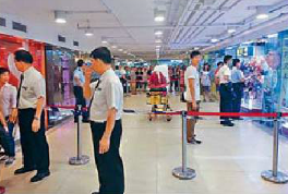 男子被指“挑而不买”15分钟后带刀返店伤老板