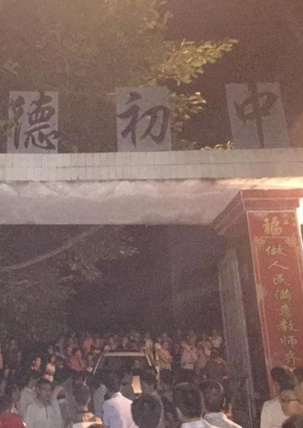 四川一初中食堂购臭鸡骨熬汤 相关负责人被停职