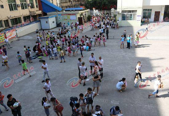 教室被外租开宾馆一小学300多学生滞留操场（图）