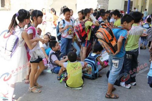 四川巴中一小学被外租开宾馆 三百学生滞留操场