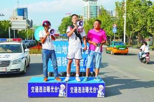 贵州兴义交警出新招：违章者手拿扩音器当街喊话