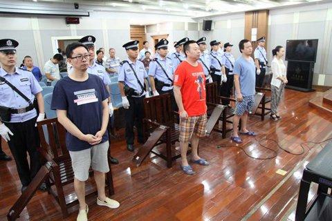 左一为何福康。图片来自连云港中级法院官网。