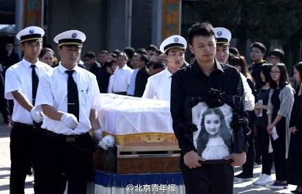 传媒大学上百师生泪别被害女生周云露(图)