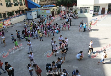 四川一小学无教室上课学生站操场看书 校方回应