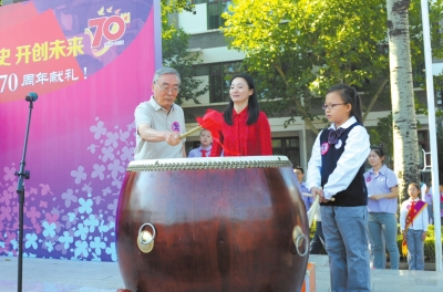 北京中小学集中开学 红色元素成主题