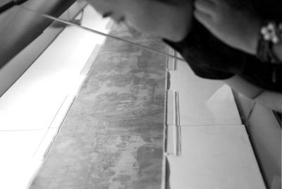 一名观众俯身细看《清明上河图》。A06-A07版图片京华时报记者王海欣摄