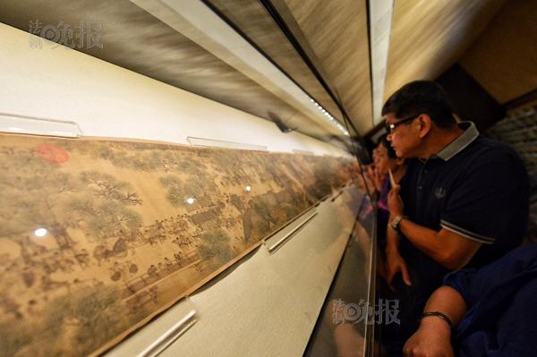 故宫展出清明上河图十年一现 八千人排长队参观