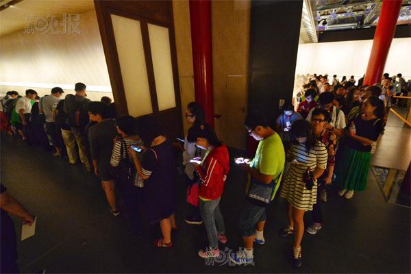 故宫展出清明上河图十年一现 八千人排长队参观