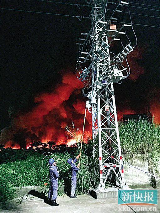 广东一塑胶厂火灾持续10小时 火焰腾起20多米高